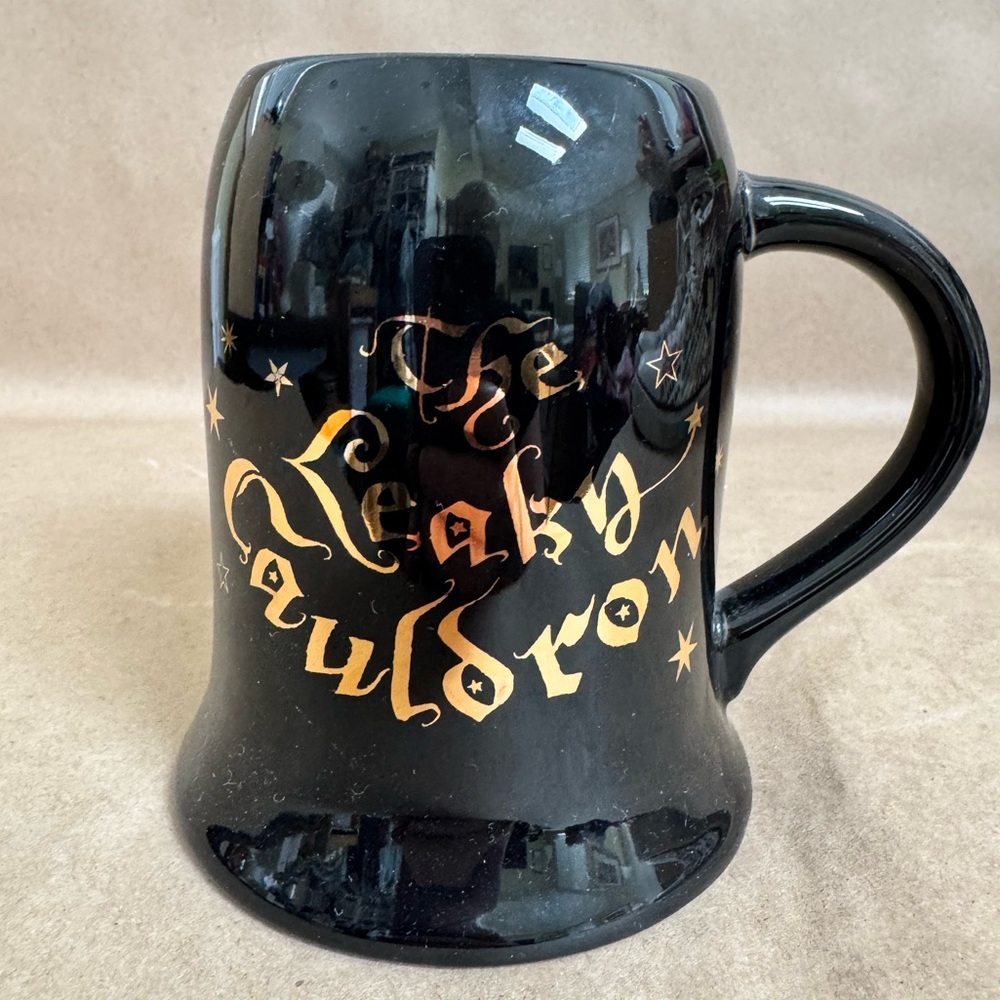 Harry Potter The Leaky Cauldron Diagon Alley Black and Gold Mug.